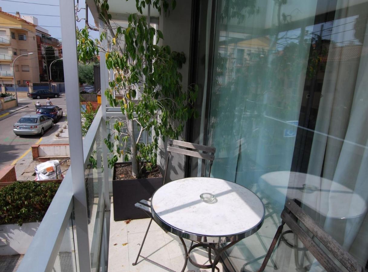 Appartamento Blue Fridge Apartmen - Blue Fridge Apartmen - Ideal For Couples, Near Beach And Well Connected Vilassar De Mar Esterno foto