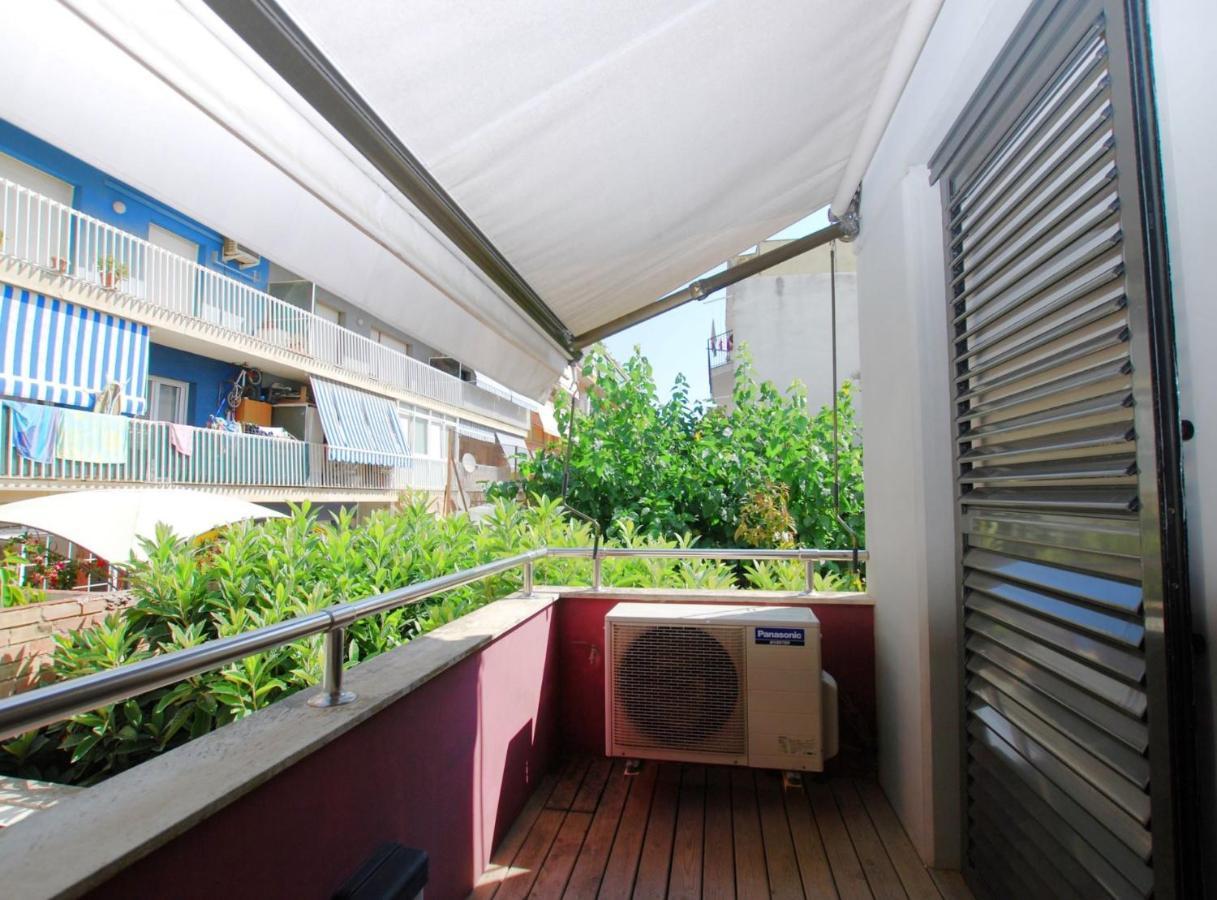 Appartamento Blue Fridge Apartmen - Blue Fridge Apartmen - Ideal For Couples, Near Beach And Well Connected Vilassar De Mar Esterno foto