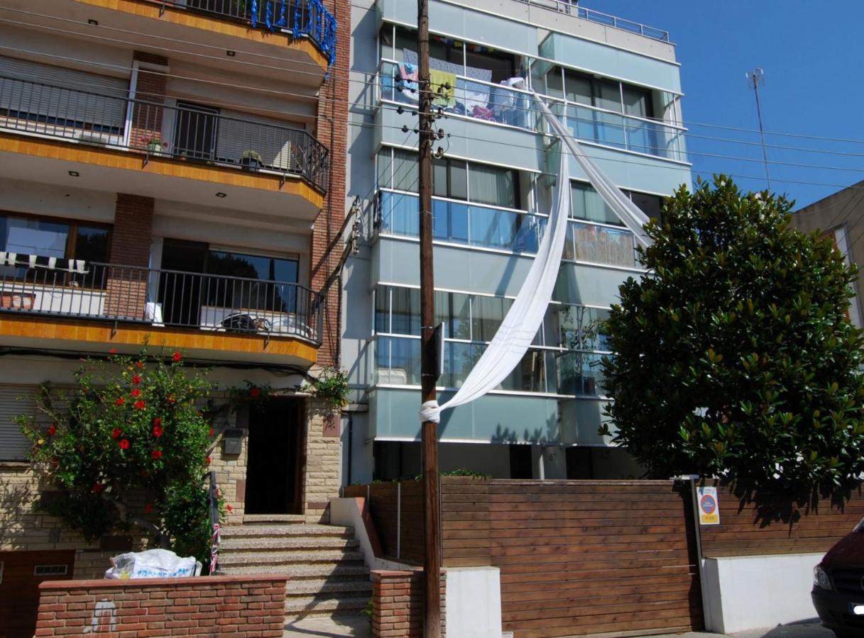 Appartamento Blue Fridge Apartmen - Blue Fridge Apartmen - Ideal For Couples, Near Beach And Well Connected Vilassar De Mar Esterno foto