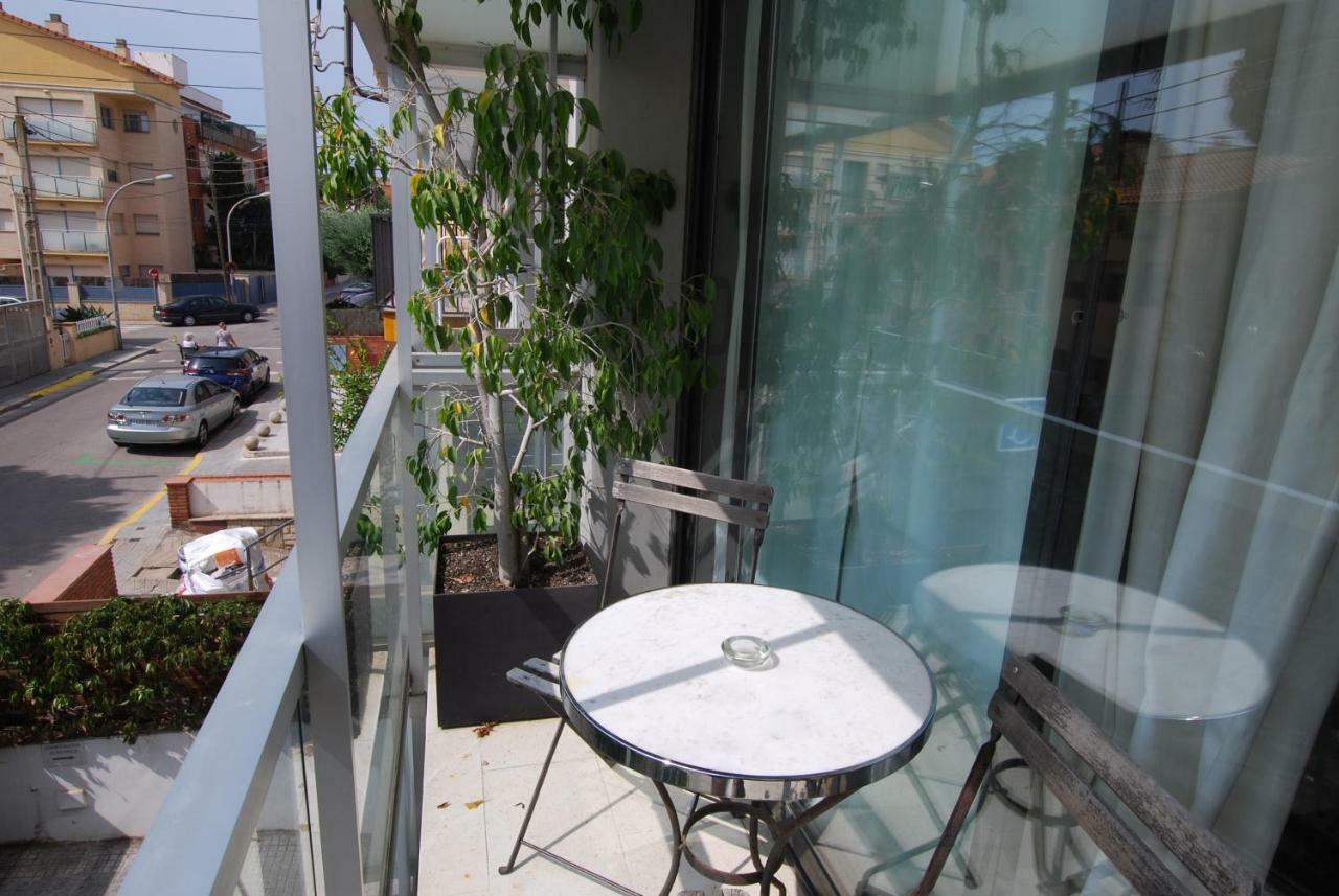 Appartamento Blue Fridge Apartmen - Blue Fridge Apartmen - Ideal For Couples, Near Beach And Well Connected Vilassar De Mar Esterno foto